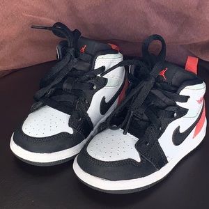 Jordan 1 Mid SE TD Black/White/Red/Igloo Size 6C